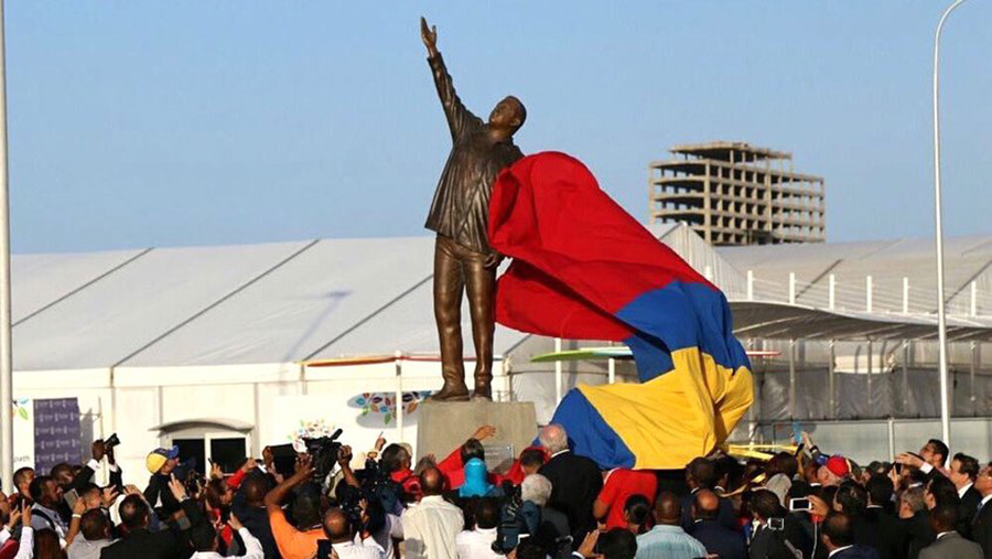 Develan estatua de Hugo Chávez en Margarita