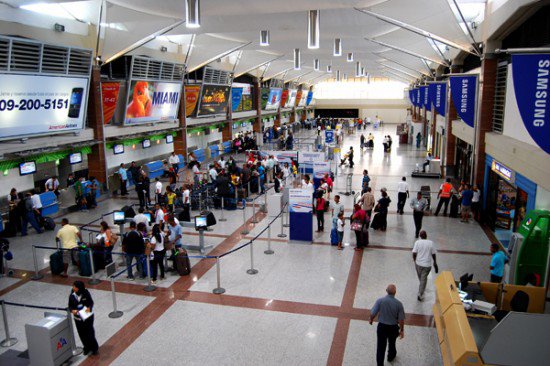 Cancelan seis vuelos en aeropuerto dominicano por avance del huracán Matthew