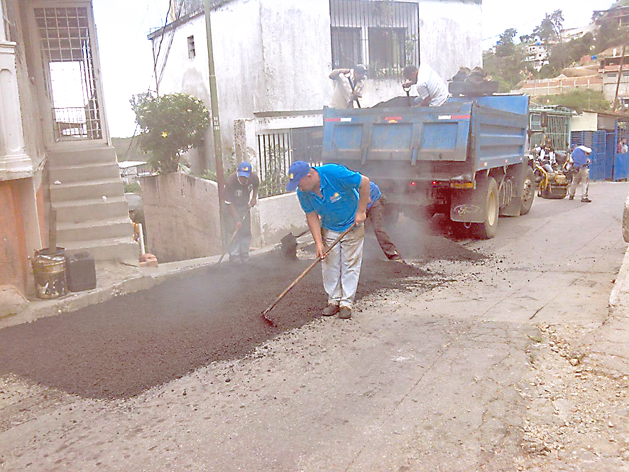 Adelantan labores de asfaltado en Carrizal