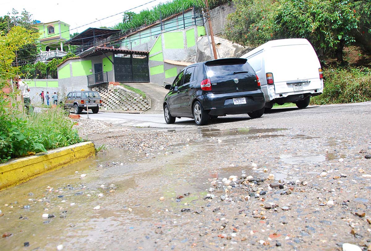 Bote de aguas destroza vía en La Macarena