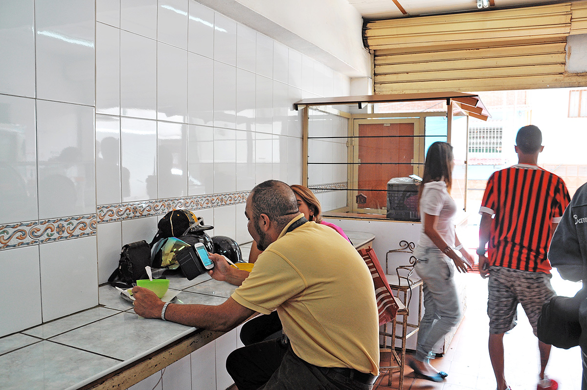 Restaurantes sobreviven con venta de menús baratos