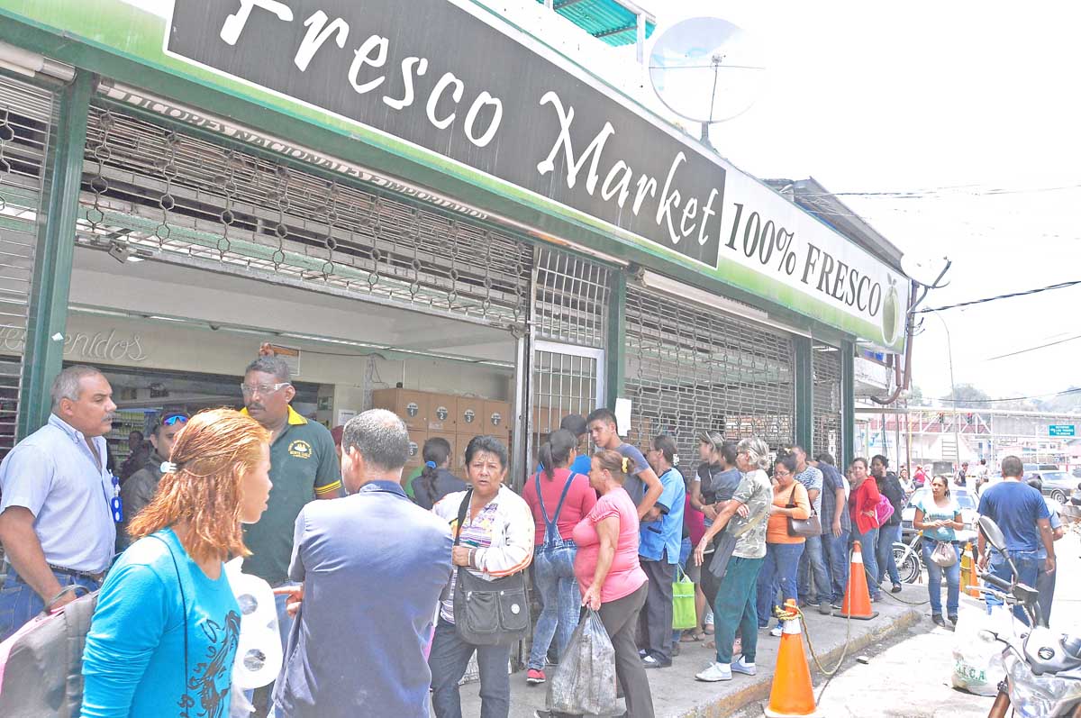 Denuncian venta de números en cola de Fresco Market