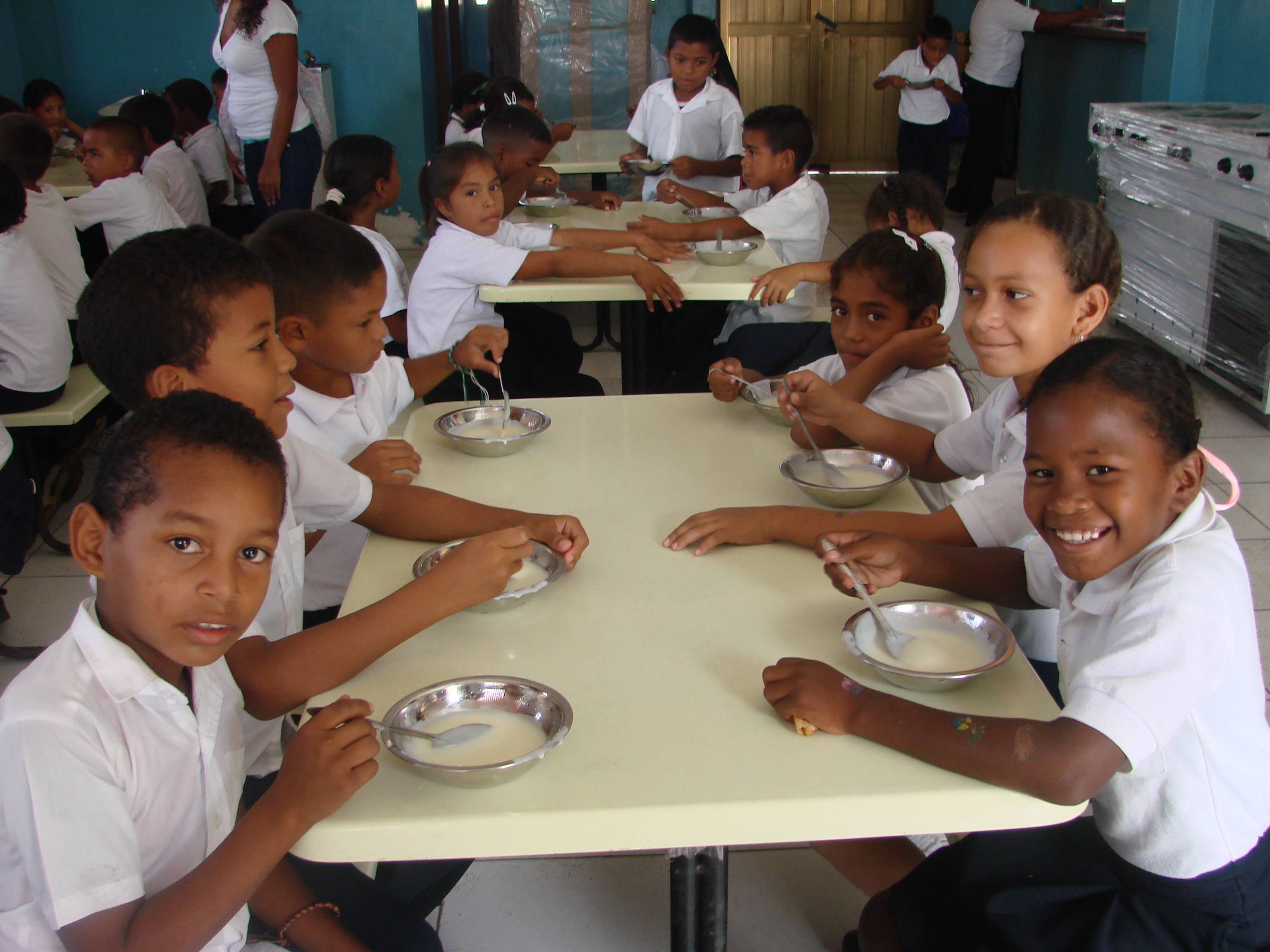 Llegaron alimentos a comedores escolares