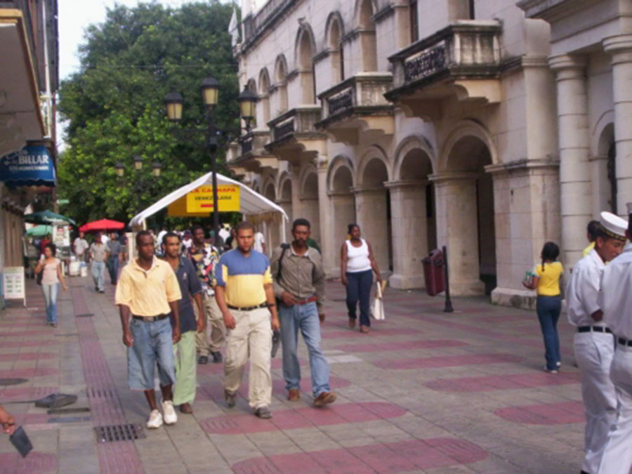 Dominicana vigila entradas y salidas de venezolanos