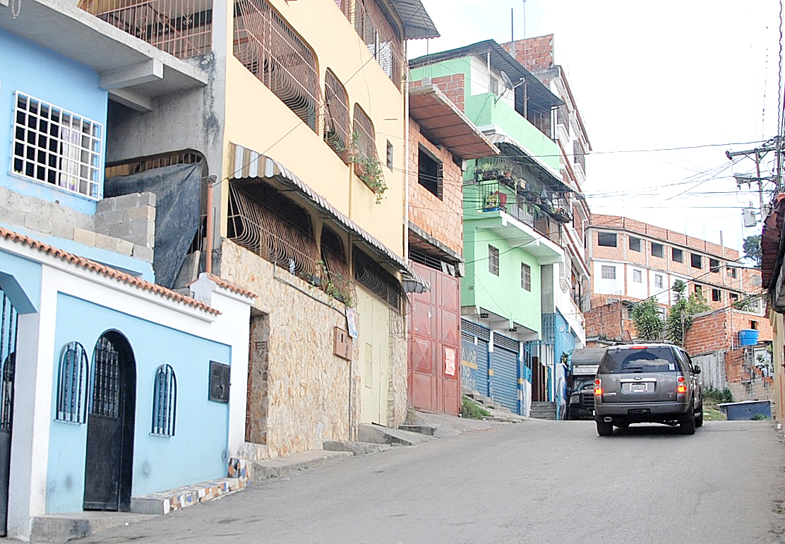 Con fusiles R-15 y granadas meten miedo en La Matica