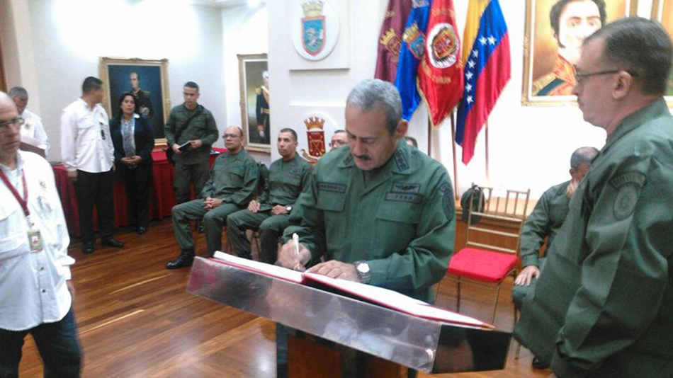 Exministro Carlos Osorio recibe Inspectoría General de la FANB