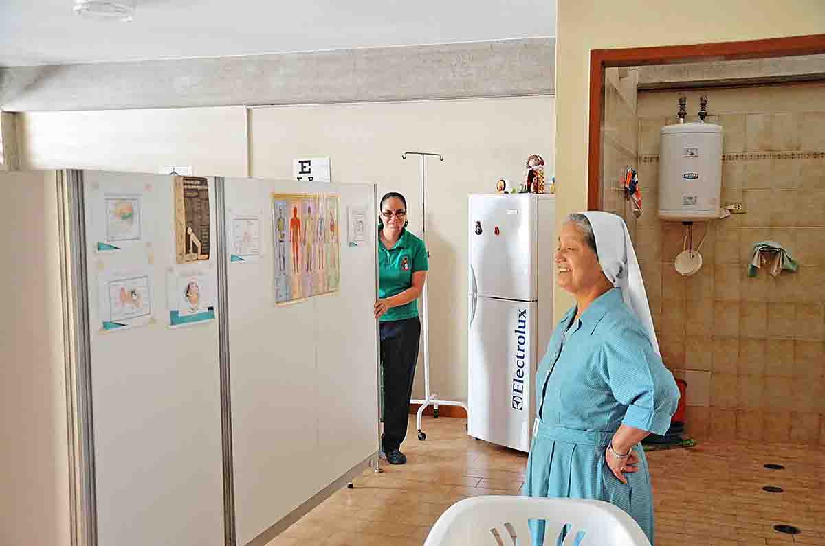 Abuelitas de sanatorio sufren crisis por escasez de fármacos