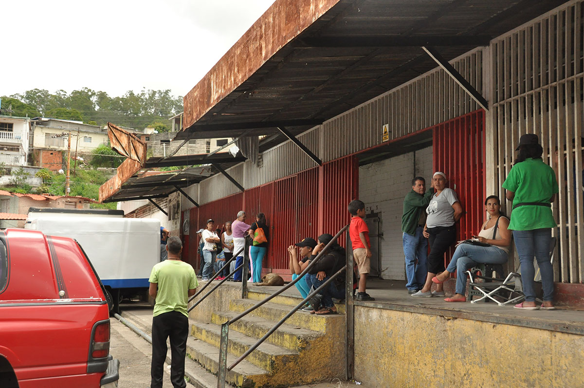 Conformarán comités para controlar colas en el municipal