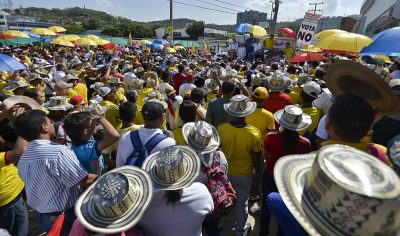 Uribe y más de 2.000 personas protestan en Cartagena contra la firma de la paz