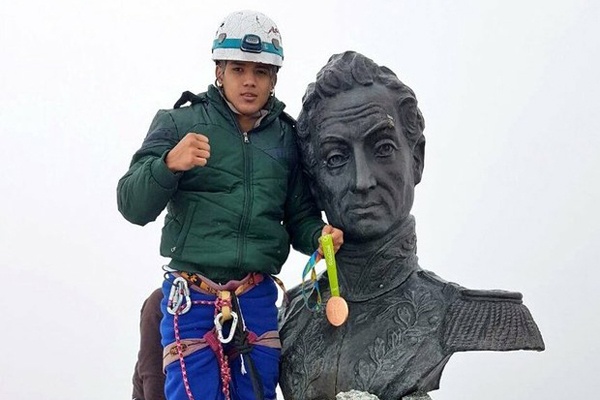 Yoel Finol subió al Pico Bolívar y colgó la medalla al Busto del Libertador