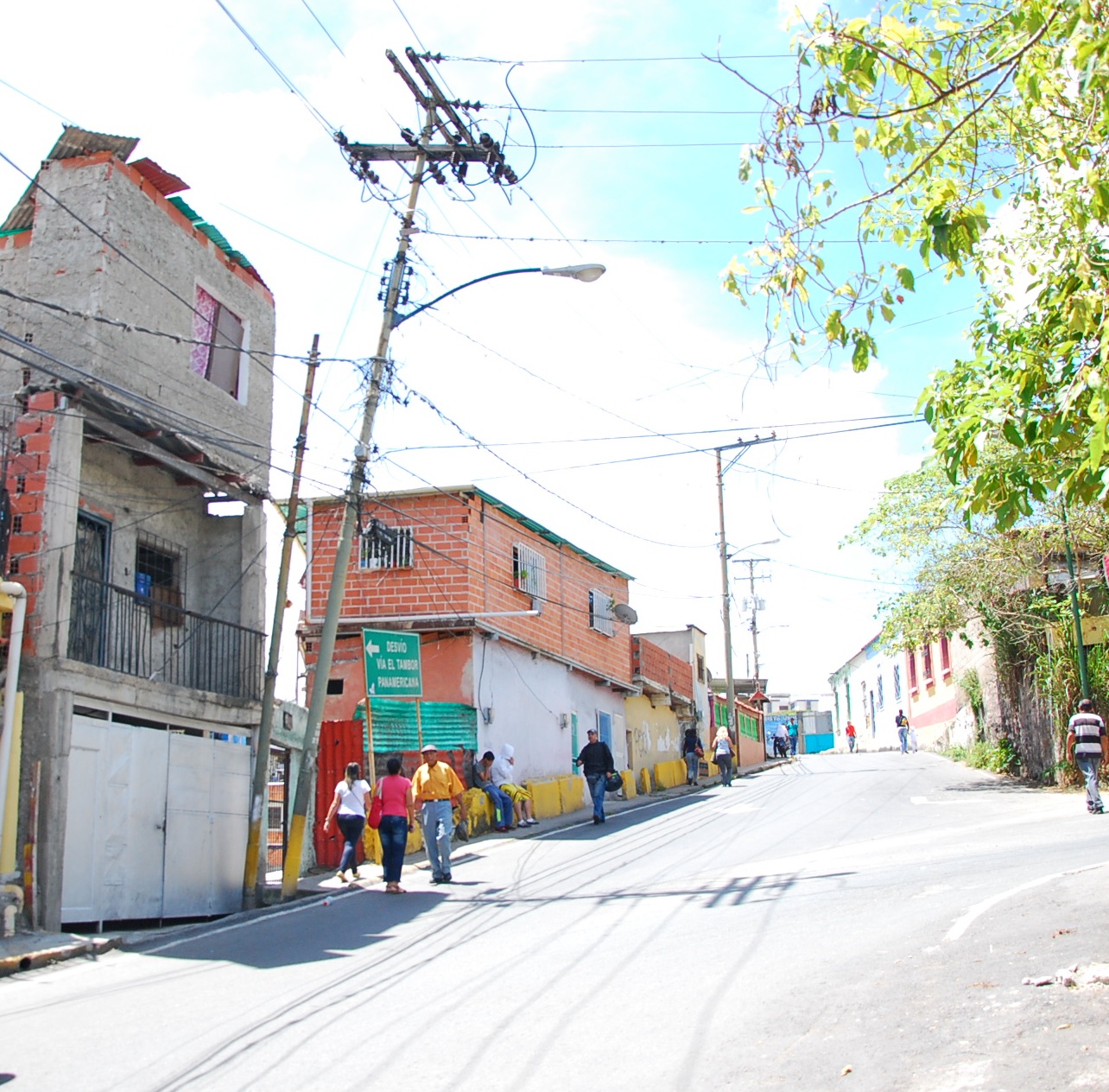 Poste pende de un hilo en la Ricaurte