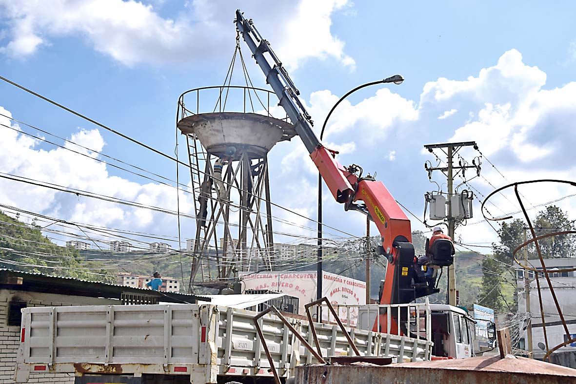 Desmontan tanque en el Mercado