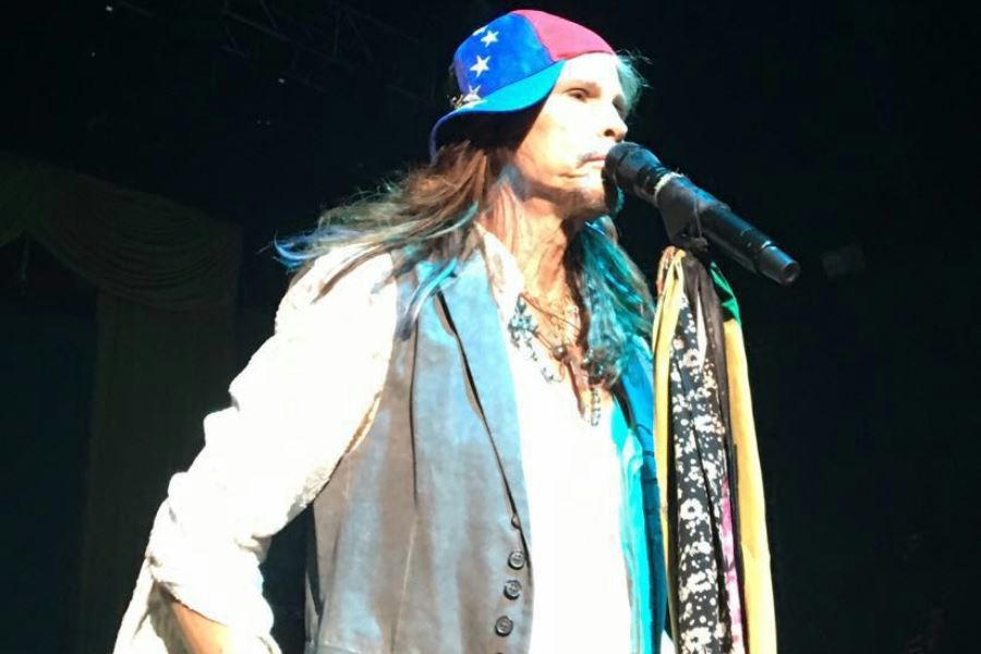 Steven Tyler lució gorra de Venezuela durante un concierto
