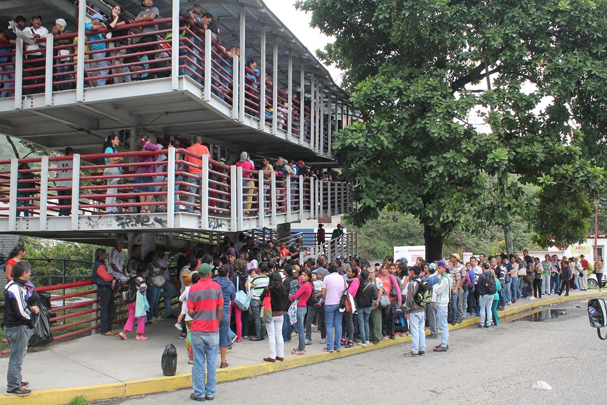 Comunales de Montañalta y GN ponen orden en colas de supermercado