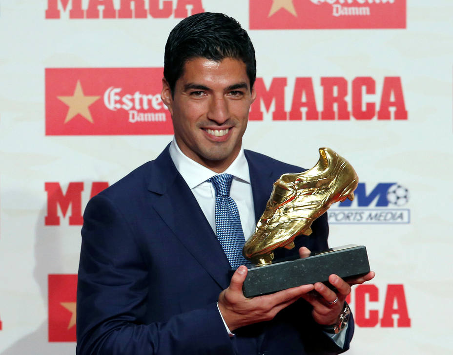 Luis Suarez recibe su segunda Bota de Oro