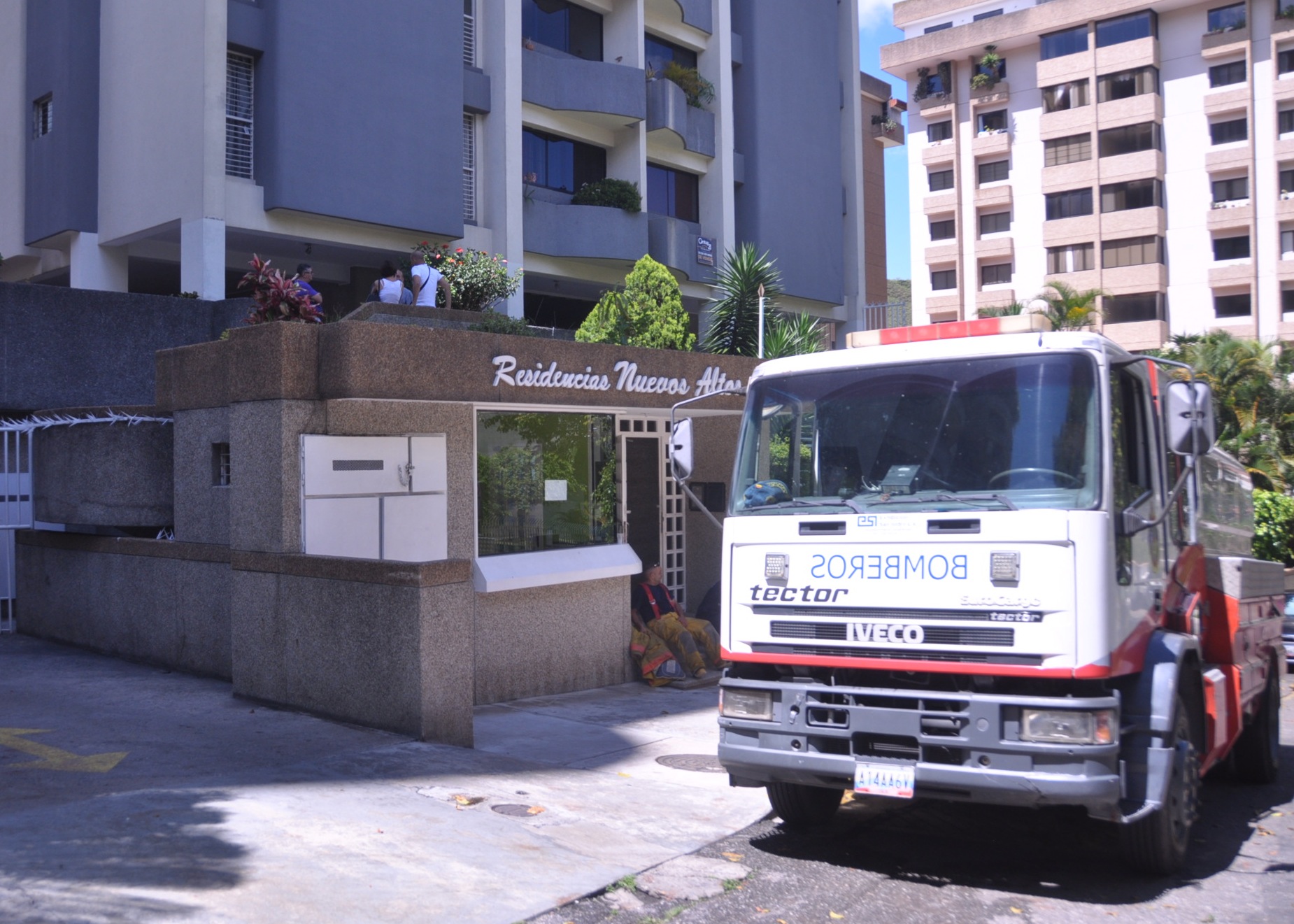 Frenan incendio en Urbanización Las Minas