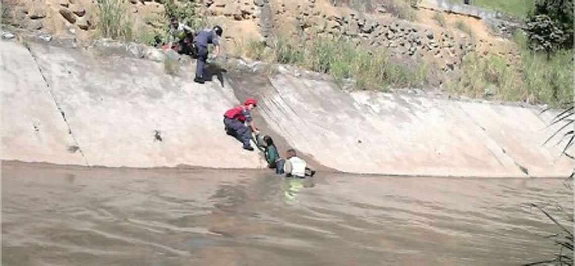 Brigada motorizada de la PNB salvó a mujer que cayó al río Guaire
