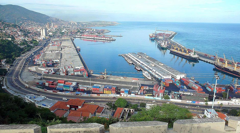 830 toneladas de artículos de primera necesidad llegan al puerto El Guamache