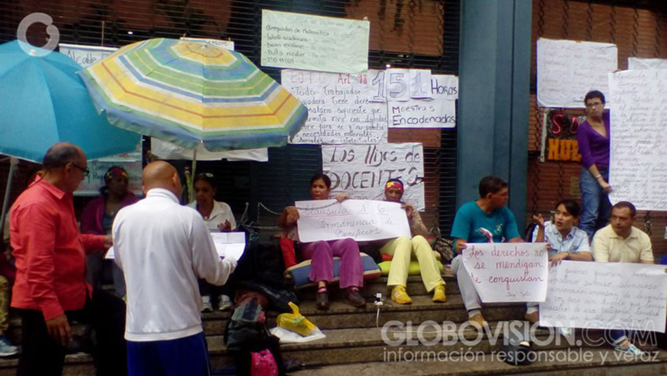 Docentes cumplen 6 días en protesta a las afueras de la Alcaldía de Chacao