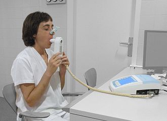 Hoy es el día mundial de los profesionales que te miden el aire de los pulmones: La espirometría