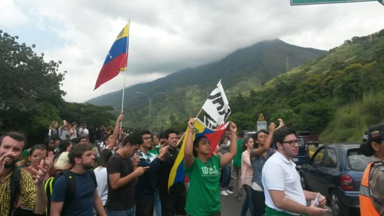 Estudiantes de la Universidad Monte Ávila cierran paso en la Cota Mil