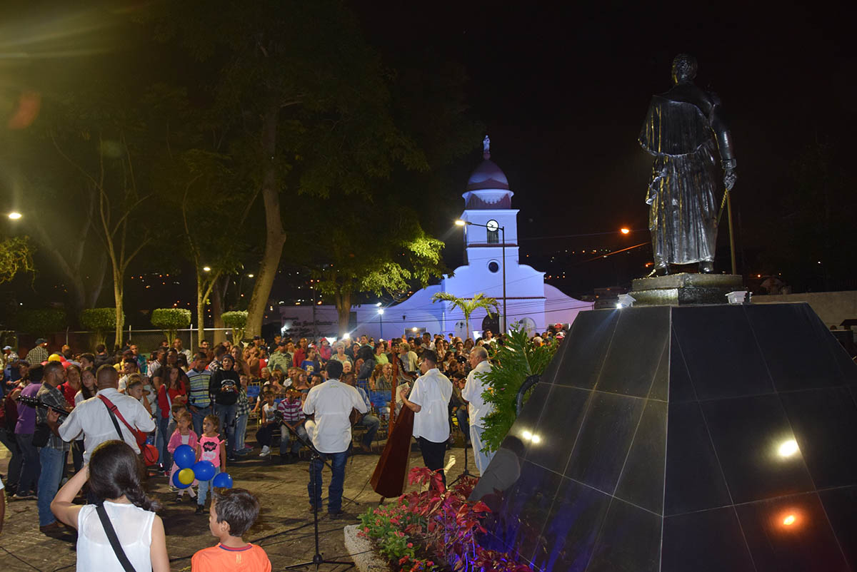 Reinauguran plaza Bolívar de Carrizal