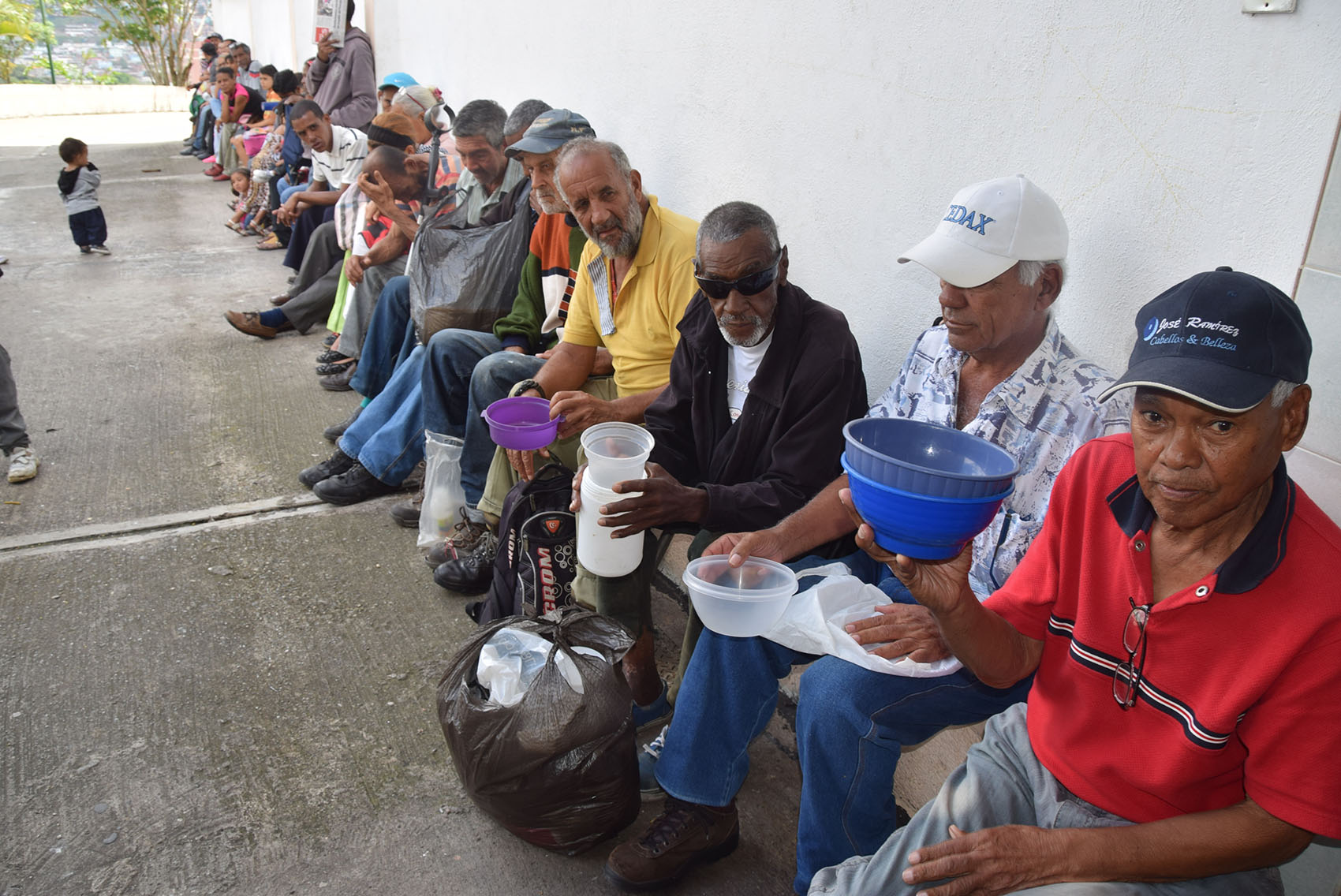 Monjitas dan de comer a 350 desamparados