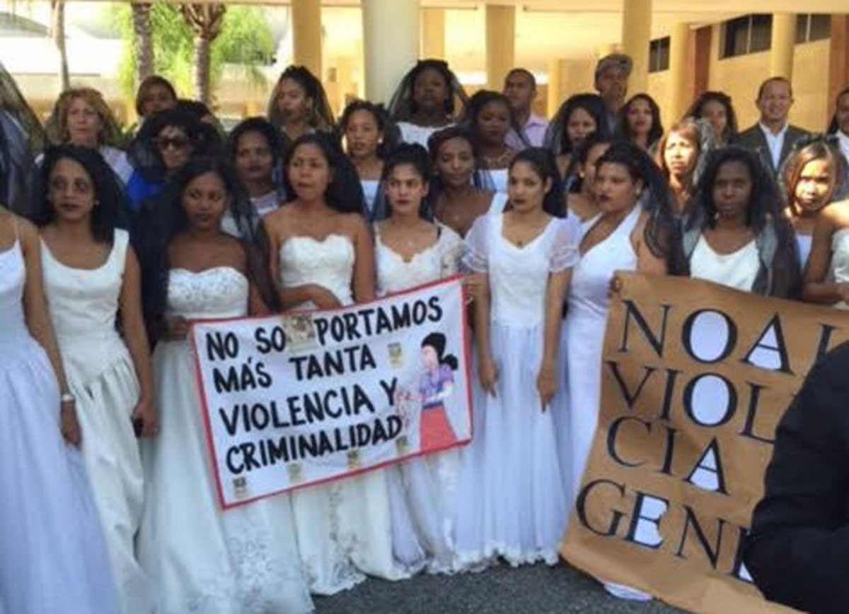 Mujeres vestidas de novias marchan en rechazo a la violencia intrafamiliar