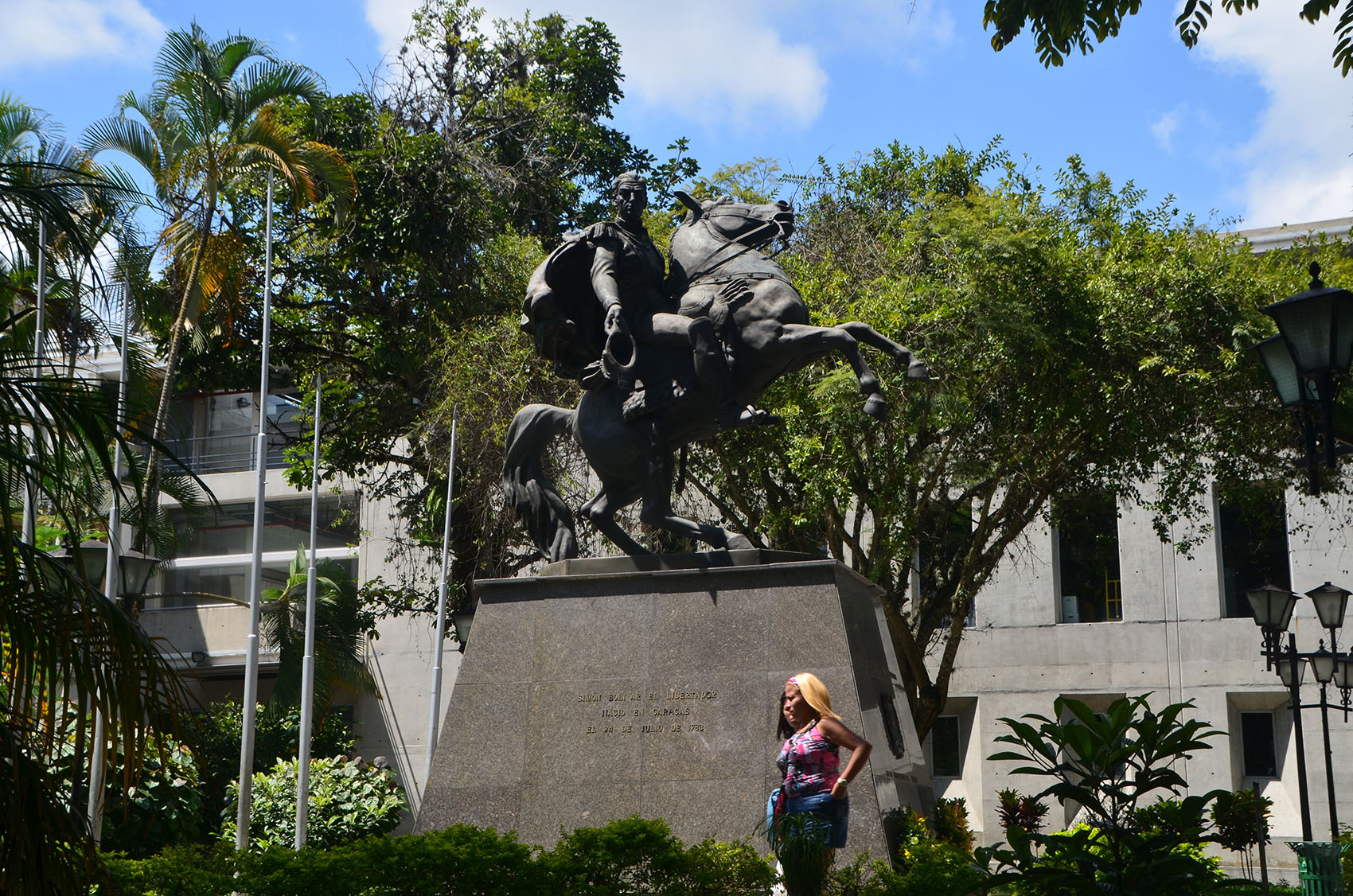 Prevén restaurar estatuas de Bolívar y Guaicaipuro en 2017