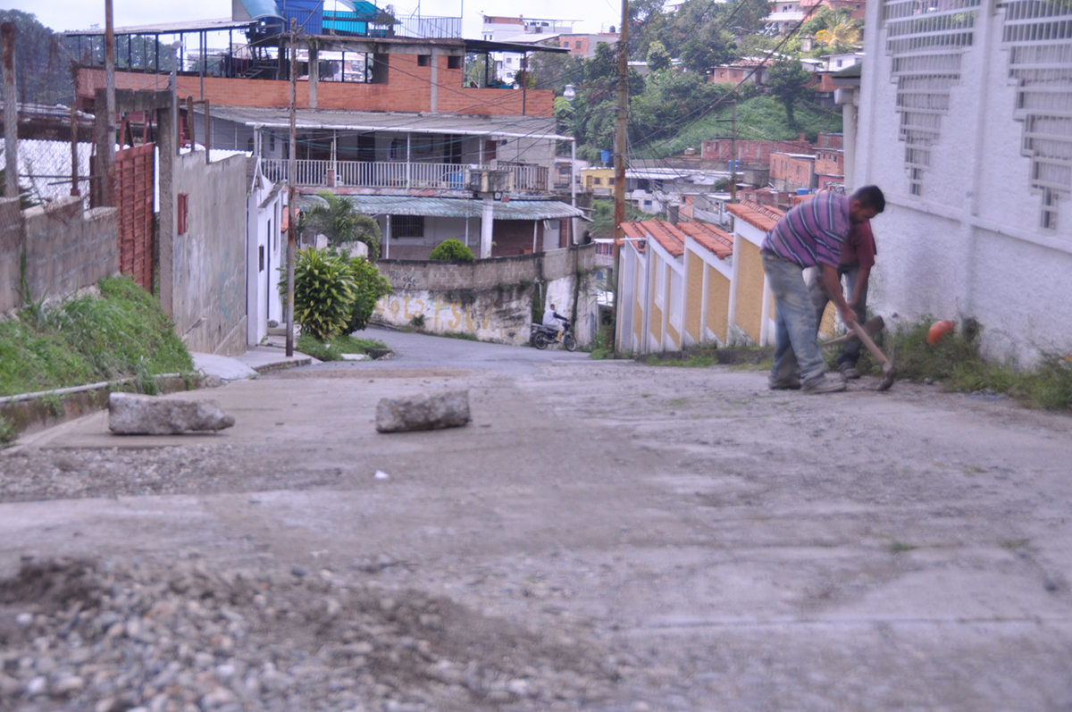 Rehabilitan vía en La Yerbabuena