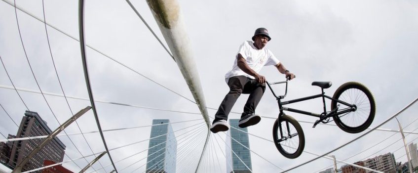 Courage Adams, el indocumentado que se convirtió en estrella del BMX