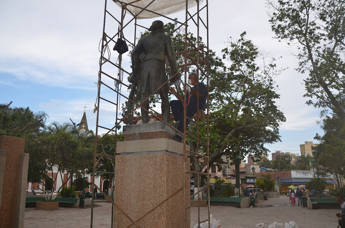Restauran estatua de Miranda