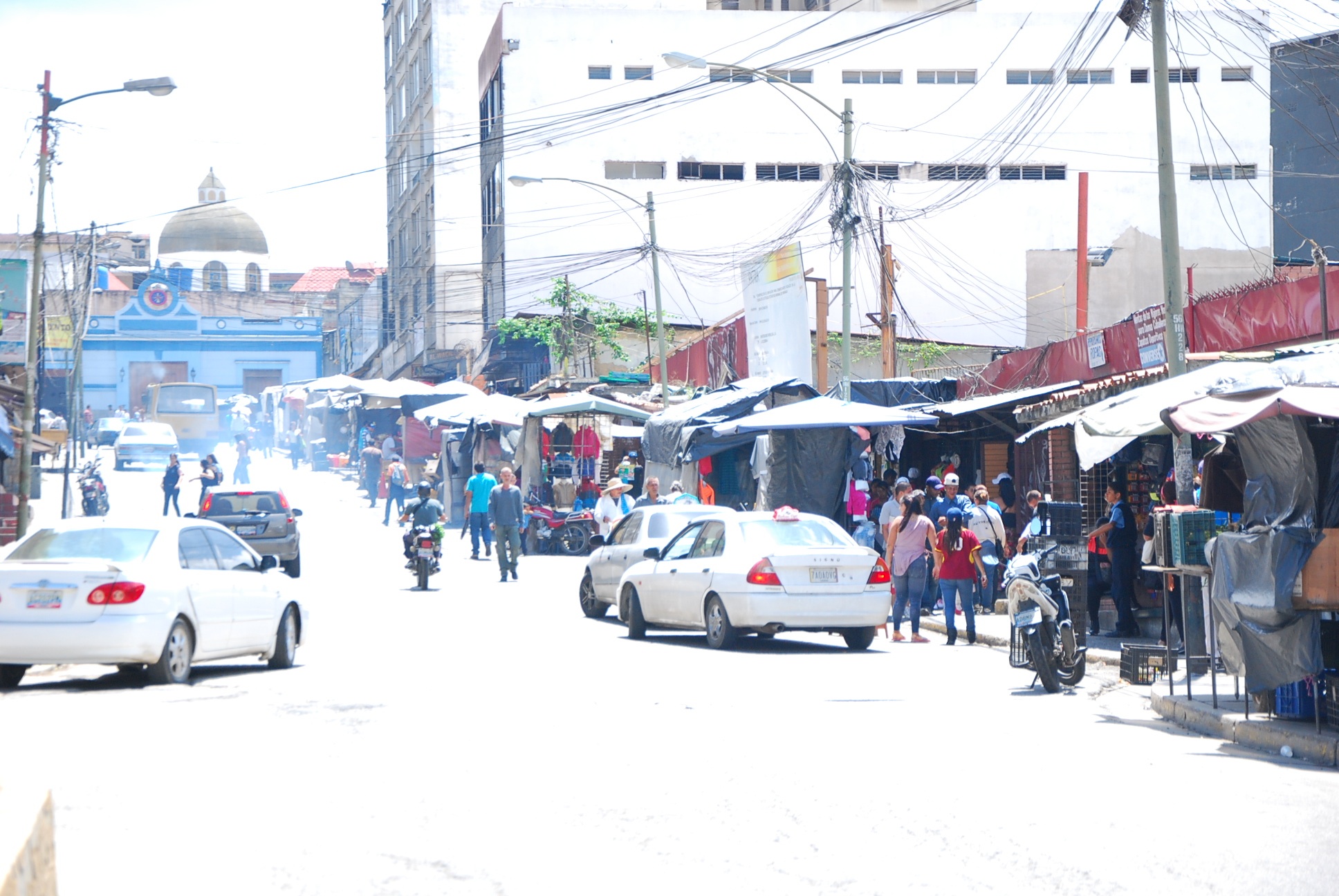 Bachaqueros y buhoneros andan descarrilados