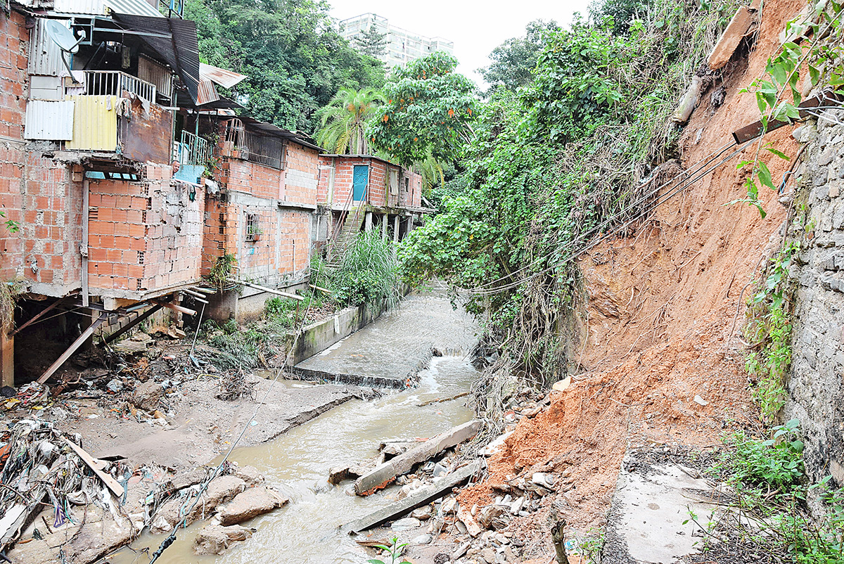 21 casas en riesgo por desbordamiento de quebrada