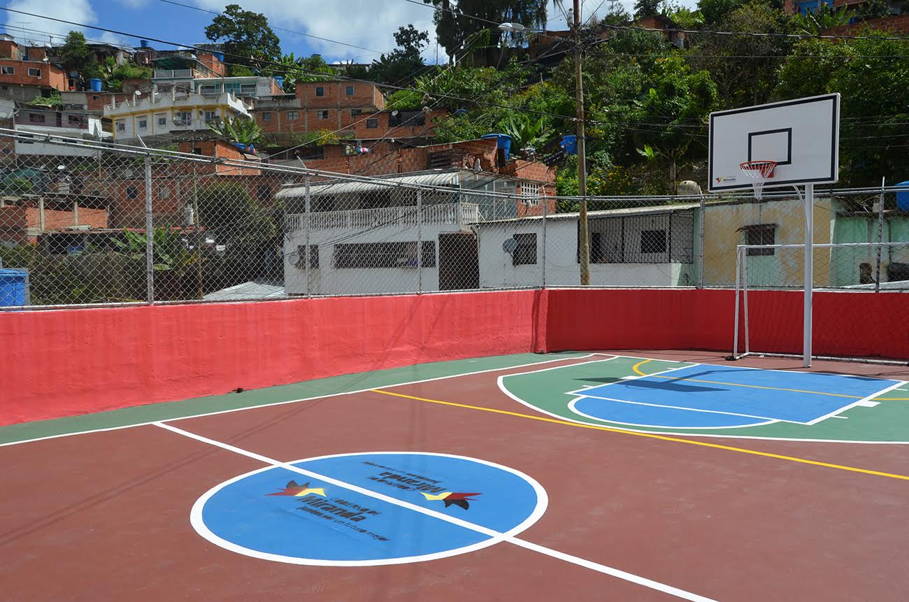 Vecinos de comunidad Alberto Ravell en Los Teques estrenaron cancha deportiva