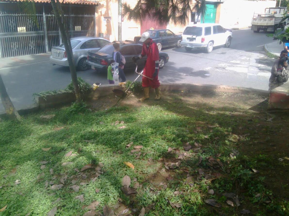Continúa mantenimiento en escuelas guaicaipureñas