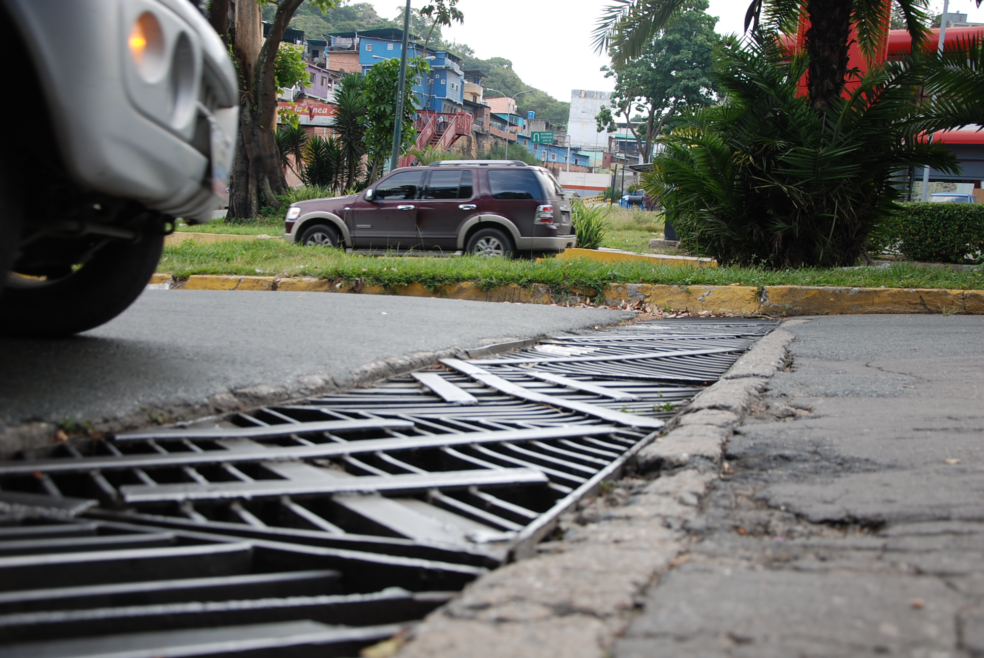 En Los Nuevos Teques piden sustitución de alcantarilla