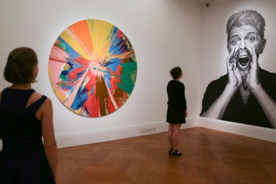 Gran éxito en la subasta en Londres de la colección de arte de Bowie