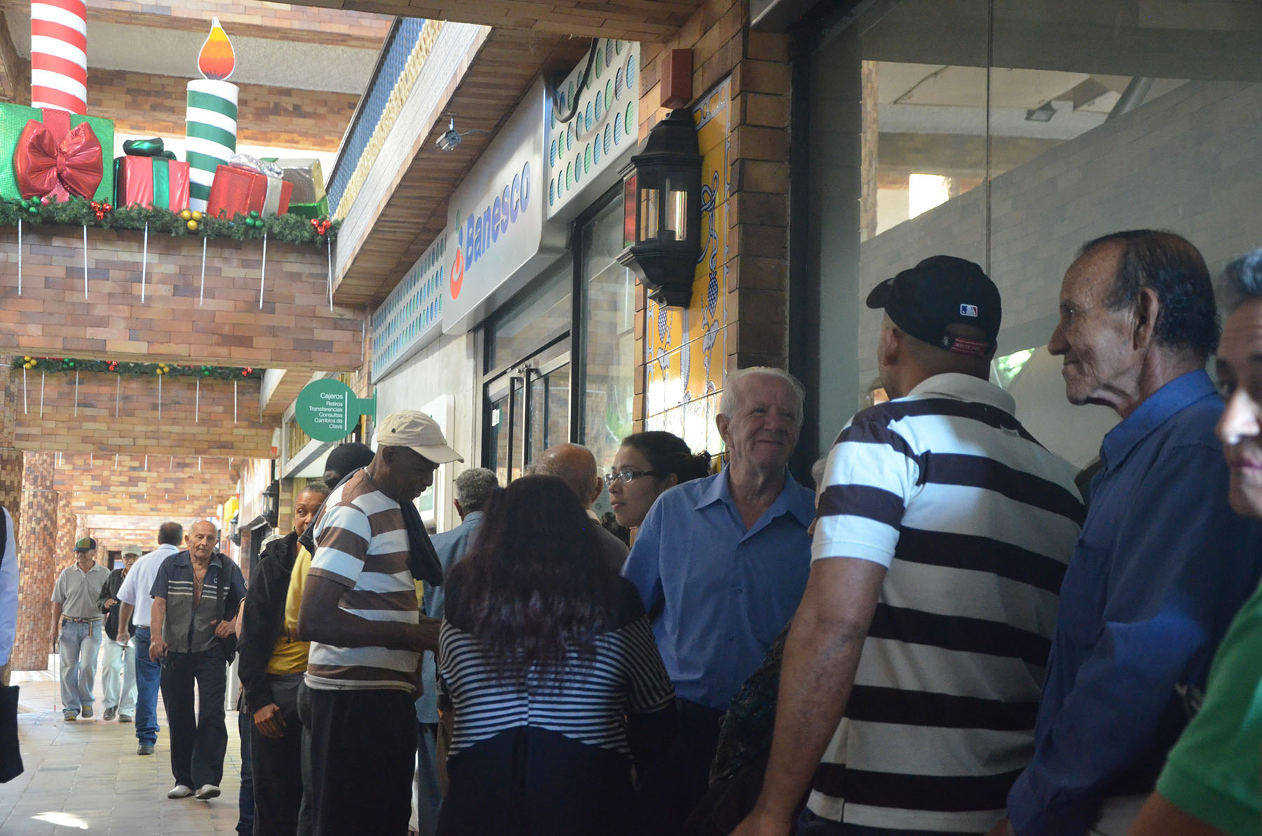 Pensionados aplauden pago con billetes de alto valor