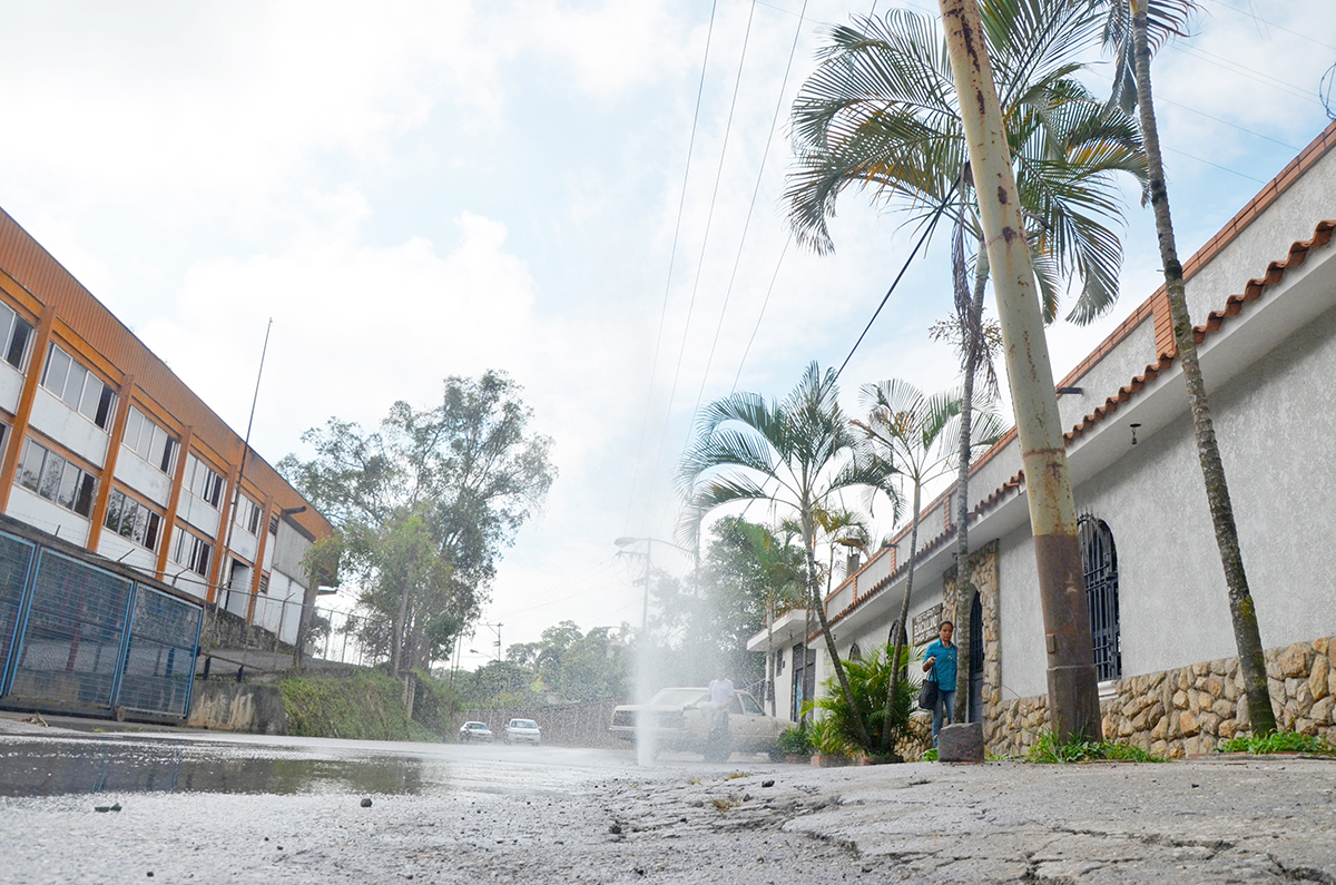 Alerta en Carrizal por rotura de tubería en la calle Sucre