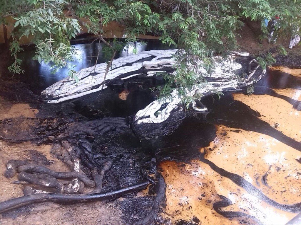 Alertan de un derrame de petróleo que puede llegar al río Orinoco