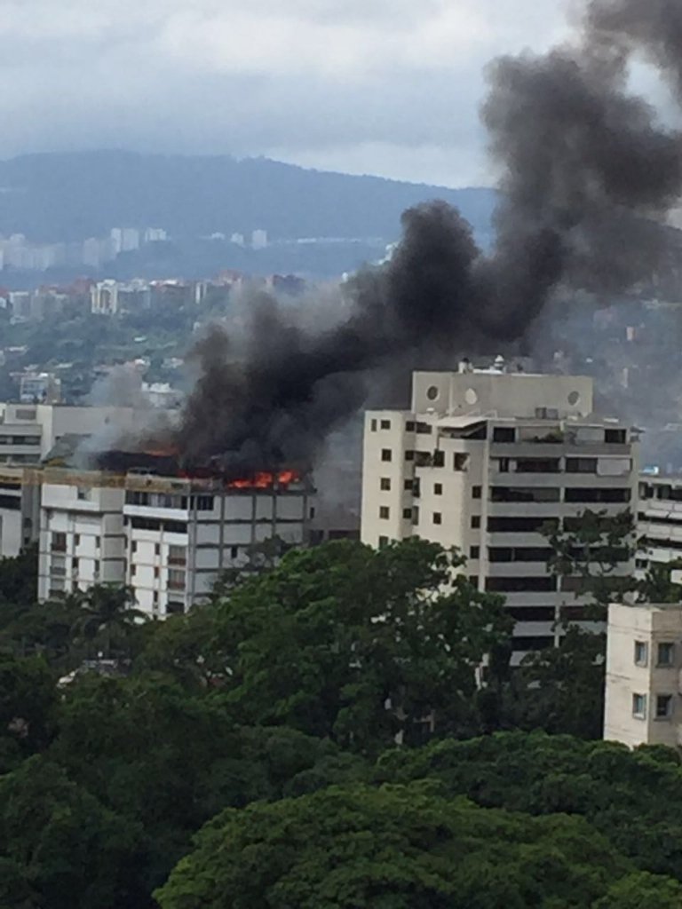 Reportan un fuerte incendio en un apartamento en La Castellana