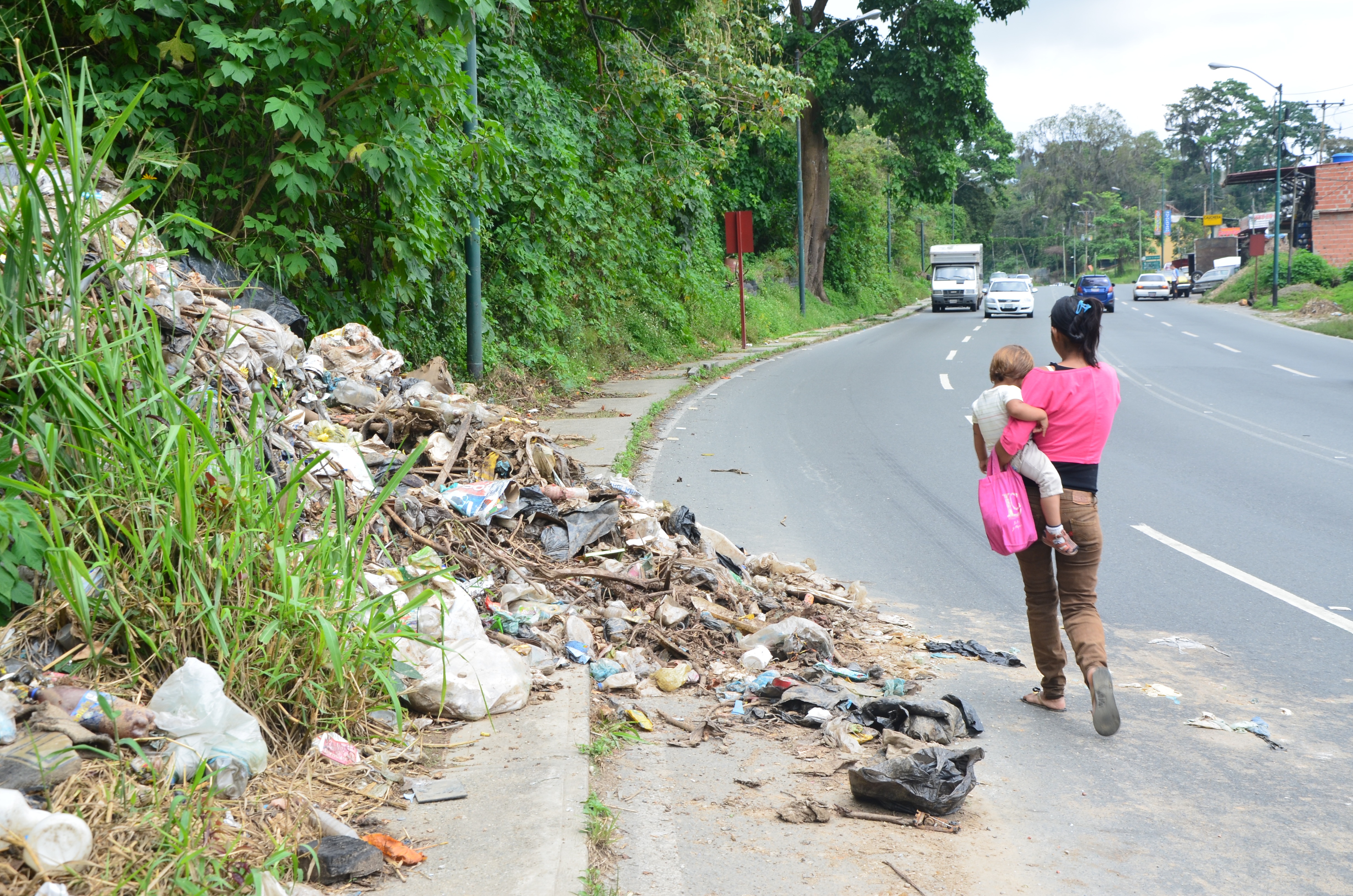 Reina la basura en Barrio Miranda