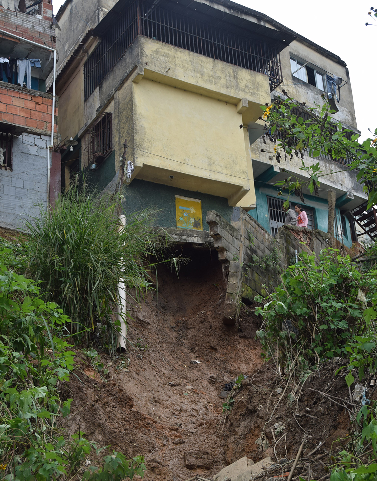 Ocho viviendas en riesgo por deslizamientos de tierra
