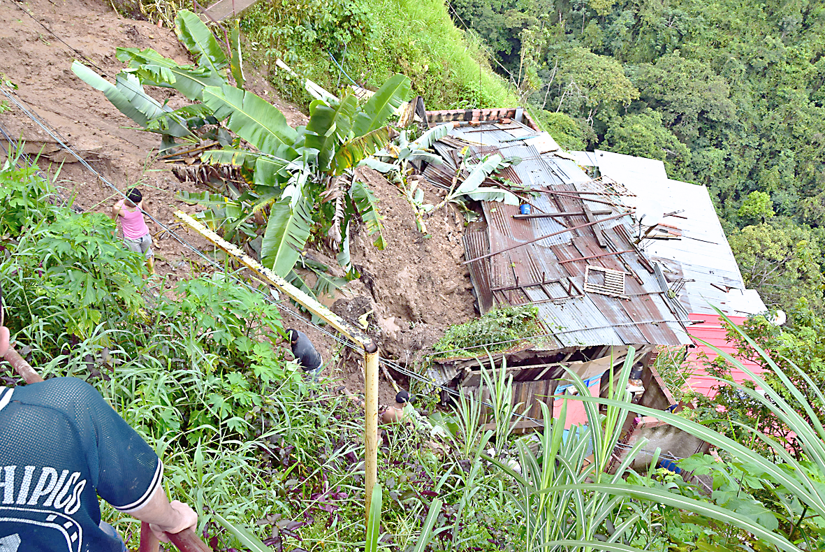 Derrumbe deja un adolescente tapiado