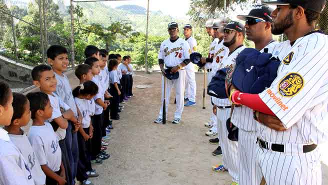 Leones pusieron pilas en béisbol a chamos de Baruta