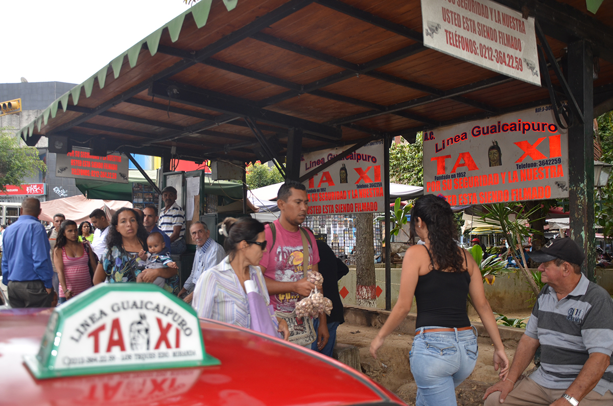 Taxistas sobreviven a duras penas