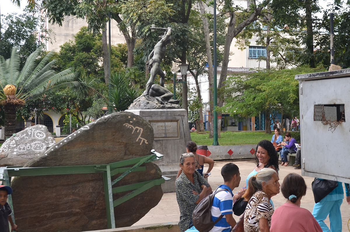 Choros dañan alumbrado de la plaza Guaicaipuro