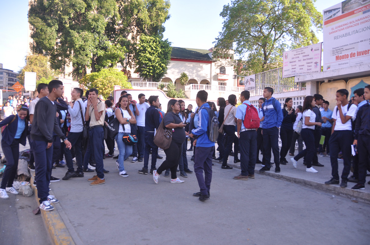 Estudiantes del Julio Rosales protestaron por sus derechos