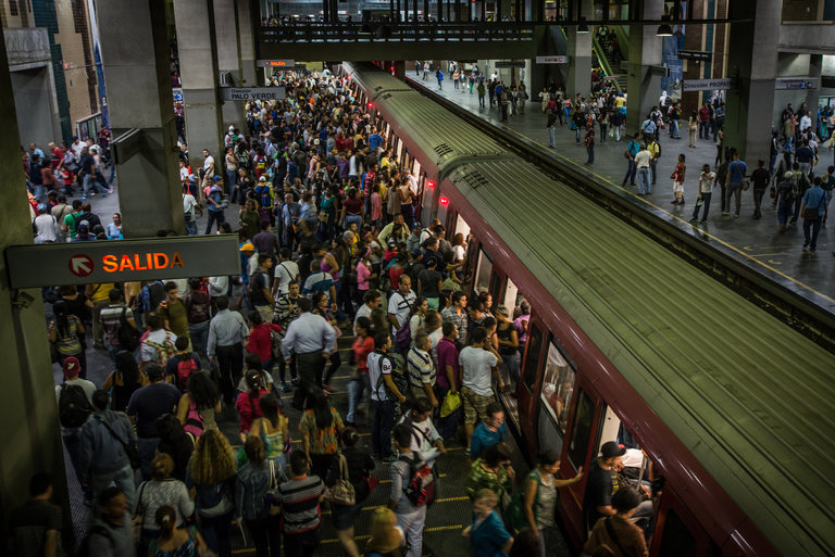 Tren con fallas paralizó varias líneas del Metro de Caracas